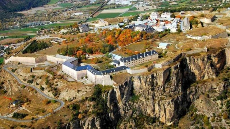 Corps De Garde De La Roche Villa Мон-Дофен Екстериор снимка